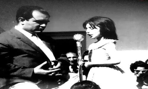 قاب تاریخ| گوگوش 9 ساله و پدرش درحال آوازخوانی در جمع دوستانه؛ 1338