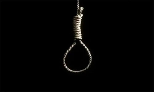 مرد افغان به دست برادر و همسرش در مشهد حلق آویز شد