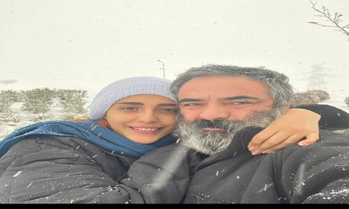 خانه رازآلود حسن معجونی با قوری‌های شاه قاجار و گل‌های تازه؛ نگاهی به دکوراسیون خاص بازیگر محبوب