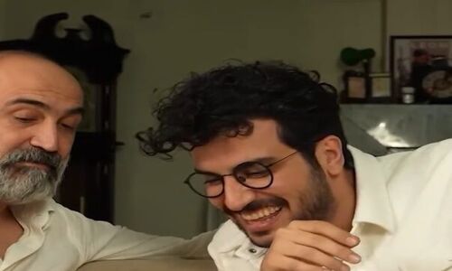 خنده های از ته دل امیرحسین قیاسی در آغوش هادی حجازی‌فر بعد از جهانی شدن شبا و قلب معروف