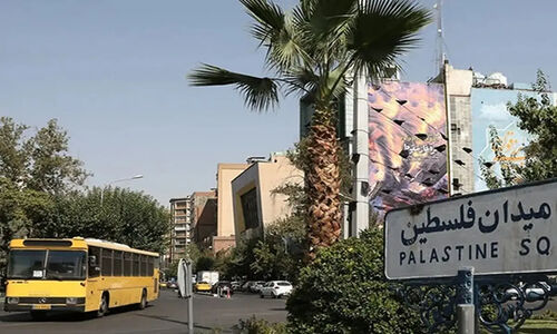 دیوارنگاره تازه در تهران با عکس تابوت سربازان آمریکایی