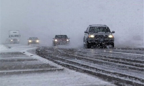 شاسی‌بلند از جاده یخ‌زده به داخل حیاط سقوط کرد