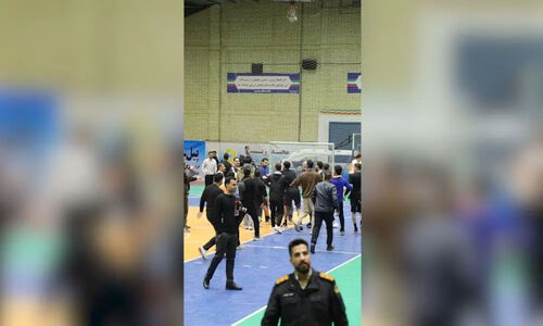 وقتی هوادار پالایش نفت اصفهان به زمین آمد و بازیکن گیتی‌پسند را به فحاشی کشاند!