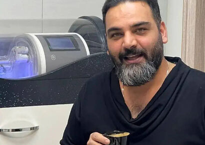 چیدمان شیک مبلمان لاکچری و خوش رنگ خانه مدرن احسان علیخانی/ بوفه چوبی ، میز جلو مبلی، تابلو دیواری و عتیقه جات آقای مجری با سلیقه