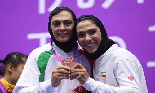 چیدمان خلاقانه  خانه شهربانو منصوریان قهرمان ووشوکار ایرانی/از  فرش آبی ایرانی تا قلب آبی روی دیوار