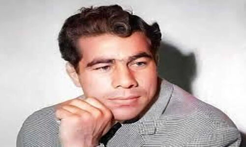سفر شگفت‌انگیز غلامرضا تختی به کنار آرامگاه فردوسی؛ عکس جنجالی که همه را متحیر کرد!