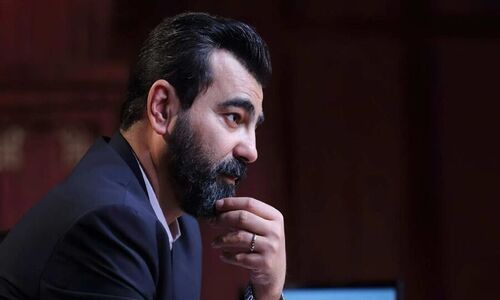 مشاعره بهزاد خلج و متهم با شعر استاد حسین منزوى، فضاى دادگاه رو شاعرانه کرد