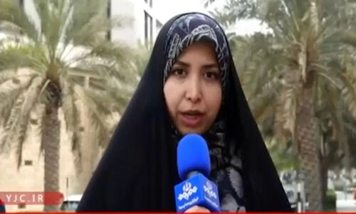 رجز خوانی خبرنگارِ خانم صداوسیما با گوشی آیفون!