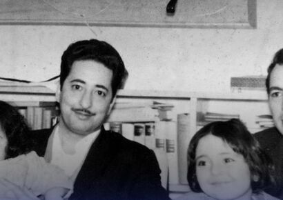قاب تاریخ| ‌ولنتاین دهه۸۰، شعرخوانی شاعر توده‌ای در تهران، جوانی بنی‌صدر، مصدق، تختی و فاطمی روی دستان انقلابیون
