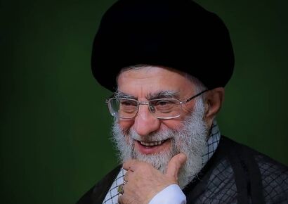 ببینید | شوخی جالب و دیده نشده رهبر انقلاب با محافظان خود در بیت رهبری / نمک خنده او، چاشنی جان من است، بی‌نمک، سفره عشق از صفا می‌افتد