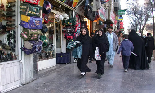سفر در زمان| دختران تهرانی با نوکیا 7610 و دماغ عملی