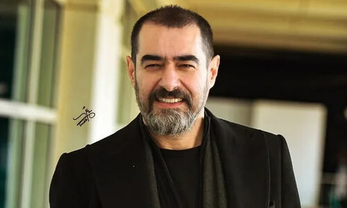 عکس | بوسه شهاب حسینی بر دستان پدر جواد گنجی، از جان‌باختگان اعتراضات دی ماه 1404