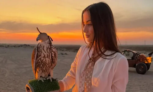 آنا د آرامس با حجاب کامل در ابوظبی