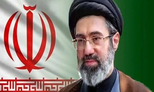 عکس های آیت الله مجتبی خامنه ای همراه 3 برادرش در یک مراسم