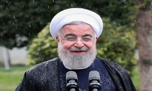 حسن روحانی در حال بوسیدن دست مادرش