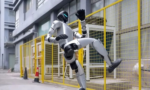 گشت‌زنی ربات انسان‌نمای T-800 در کنار پلیس چین