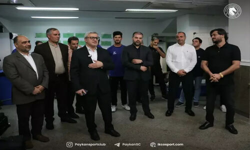 یک میهمان ویژه در رختکن تیم پیکان