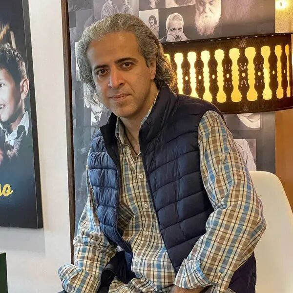 ایوب آقاخانی در بیوگرافی بازیگران سریال نجلا ۲