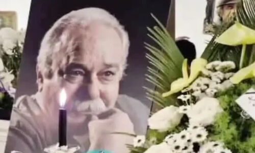 نگاهی به حال و هوای خانه محمد کاسبی قبل از مراسم خاکسپاری؛ چیدن میز عزا، روشن کردن شمع و حضور مهمانان در منزلی که چندین سال میزبان این بازیگر بود! +ویدیو