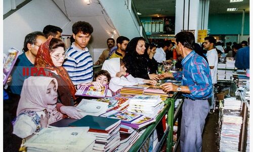 قاب تاریخ | ویگن در آبادان، بازار خودروی تهران، آقای نفت‌فروش و نقش جهان سال ۱۳۰۴