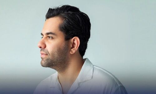 آواز احساسی رضا بهرام در کنسرت ؛ همخوانی باشکوه مردم با آهنگ «گل عشق»