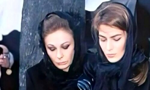قاب تاریخ | اندوه فرح دیبا بر مزار لیلا پهلوی/ سال ۱۳۸۷